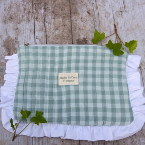 Pochette plate à froufrous vichy vert