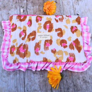 Pochette plate à froufrous léopard vichy rose