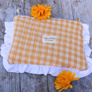 Pochette plate à froufrous vichy jaune