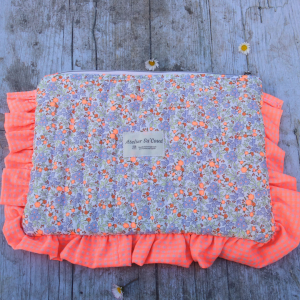 Pochette plate à froufrous fluo