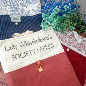 Pochette liseuse et tablette Pénèlope Featherington - format moyen en tissu upcyclé